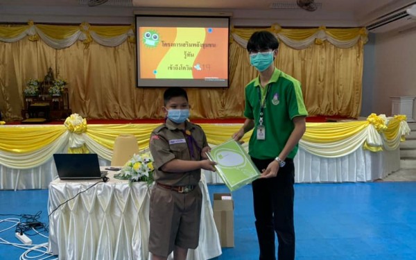 นักเรียนชั้นประถมคึกษาปีที่ 4-5 เข้าร่วมฟังบรรยายเกี่ยวกับวัคซีนป้องกันโควิดจากกองสาธารณสุข ในวันที่ 9 กุมภาพันธ์ 2565