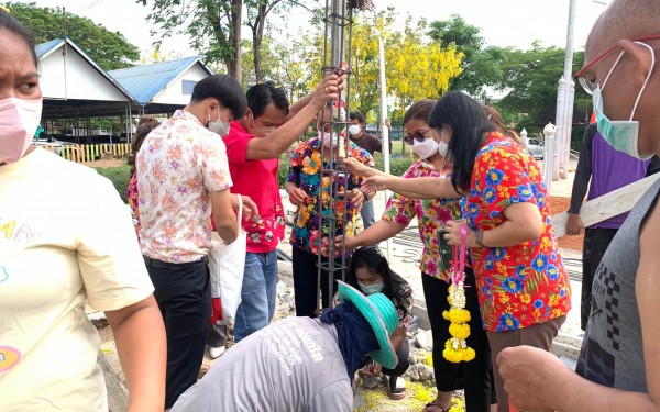 คณะครูและบุคลากรทางการศึกษาโรงเรียนเทศบาล 1 (เกริกกฤตยาอุปถัมภ์) จัดพิธียกเสาเอกและเสาโทศาลาพระพุทธ ณ ลานกิจกรรมเคารพธงชาติ