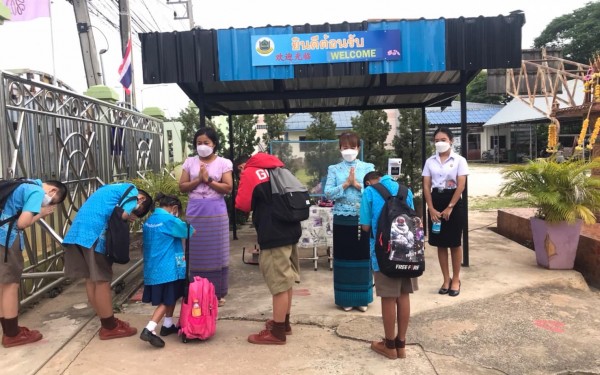 การปฏิบัติงานเวรประจำวันเพื่อบริการนักเรียนและผู้ปกครอง
