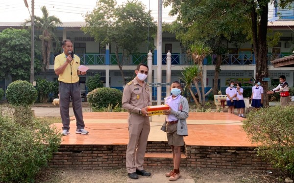โรงเรียนเทศบาล1(เกริกกฤตยาอุปถัมภ์) ต้องขอขอบพระคุณผู้ใหญ่ใจดีร้านกระจกเพชรที่ได้มอบรองเท้านักเรียนจำนวน 20 คู่
