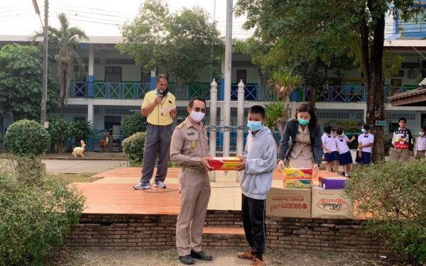 โรงเรียนเทศบาล1(เกริกกฤตยาอุปถัมภ์) ต้องขอขอบพระคุณผู้ใหญ่ใจดีร้านกระจกเพชรที่ได้มอบรองเท้านักเรียนจำนวน 20 คู่