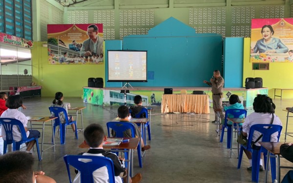 โครงการรณรงค์ต่อต้านยาเสพติดร่วมกับครู D.A.R.E โดยมีดาบตำรวจทิวากร บำรุงรส (ครู D.A.R.E.)