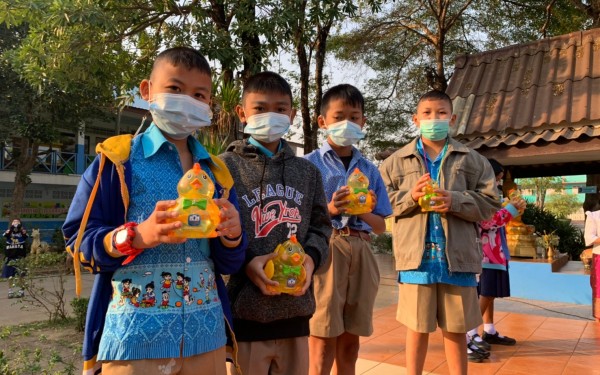 มอบของรางวัลให้กับนักเรียนและคุณครูที่ได้มีการออมเงินกับทางธนาคารโรงเรียน ในจำนวนมากกว่า 500บาท