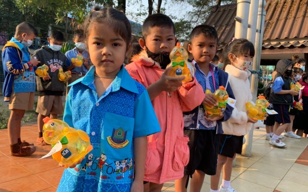 มอบของรางวัลให้กับนักเรียนและคุณครูที่ได้มีการออมเงินกับทางธนาคารโรงเรียน ในจำนวนมากกว่า 500บาท